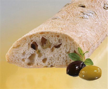 simsearch:659-03537037,k - Ciabatta with olives, slices removed Foto de stock - Royalty Free Premium, Número: 659-03534315