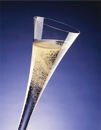 simsearch:659-03529216,k - A glass of sparkling wine Foto de stock - Sin royalties Premium, Código: 659-03534358