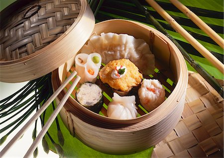 stuffed (food preparation) - Assortiment de dim sum dans un panier à la vapeur Photographie de stock - Premium Libres de Droits, Code: 659-03534364