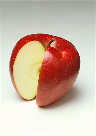 simsearch:659-06151735,k - A red apple with a section cut out Foto de stock - Sin royalties Premium, Código: 659-03534368