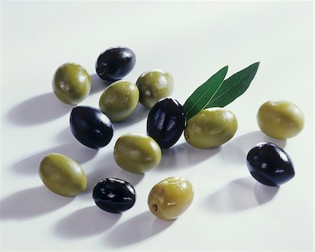 simsearch:659-03537158,k - Green and black olives Foto de stock - Sin royalties Premium, Código: 659-03534398