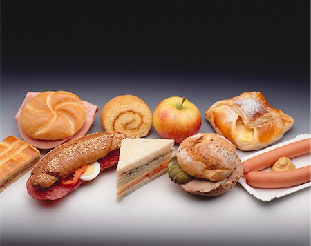 simsearch:659-03525156,k - Assorted snacks, baked goods, filled rolls and sausages Foto de stock - Sin royalties Premium, Código: 659-03534403