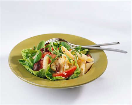 penne - Lukewarm summer pasta with olives, tomatoes & salad leaves Foto de stock - Sin royalties Premium, Código: 659-03534429