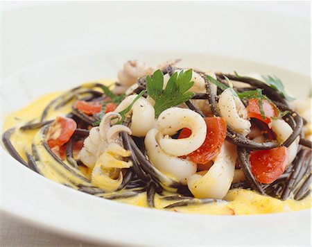 Black spaghetti with calamari Foto de stock - Sin royalties Premium, Código: 659-03534430