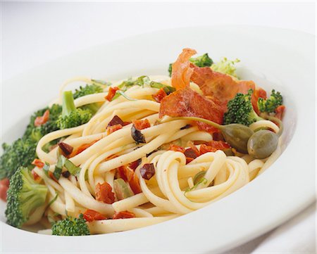 Linguine with broccoli, capers and ham Stock Photo - Premium Royalty-Free, Code: 659-03534431