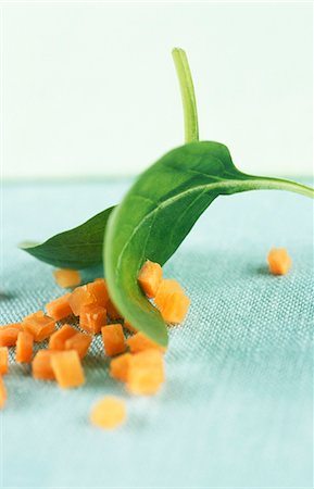 Still life with diced carrot and fresh spinach leaves Foto de stock - Sin royalties Premium, Código: 659-03534463