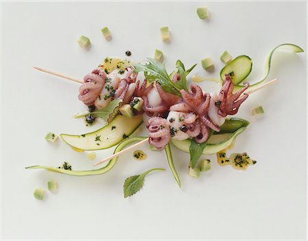 squid - Skewered calamari on courgette ribbons and diced avocado Foto de stock - Sin royalties Premium, Código: 659-03534477