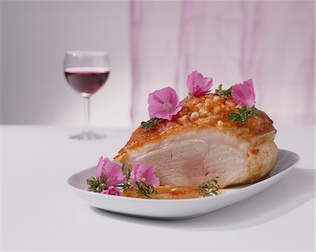 edible flower - Roast pork with crackling, partly carved, with edible flowers Stock Photo - Premium Royalty-Free, Code: 659-03534509