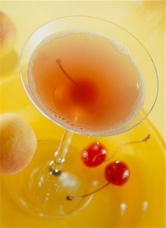 Un Manhattan avec cerise cocktail Photographie de stock - Premium Libres de Droits, Code: 659-03534524