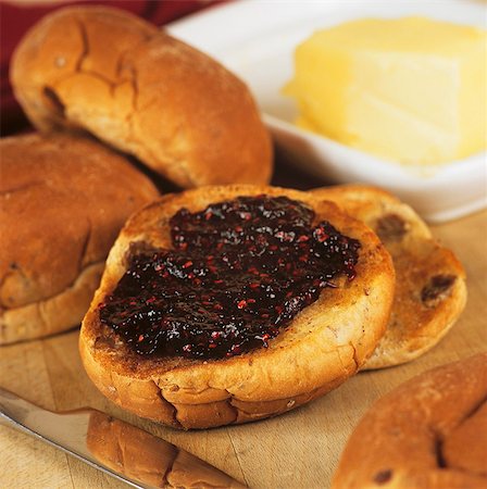 simsearch:659-08147504,k - Toasted teacake with jam Foto de stock - Sin royalties Premium, Código: 659-03534570