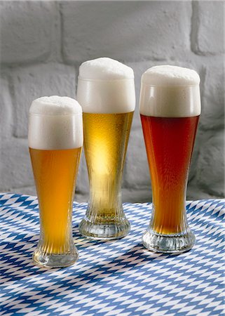 frothy head - Wheat beer in glasses: Hefeweizen (unfiltered), Kristall (filtered) & dark Foto de stock - Sin royalties Premium, Código: 659-03534580