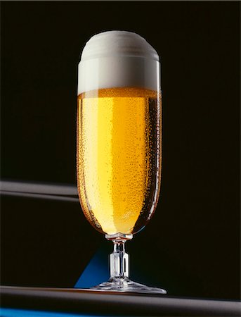 foam top - A glass of pils Foto de stock - Sin royalties Premium, Código: 659-03534591