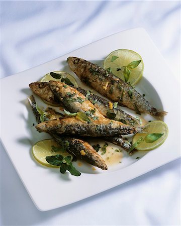 simsearch:659-01847164,k - Sardines with herbs Foto de stock - Sin royalties Premium, Código: 659-03534607