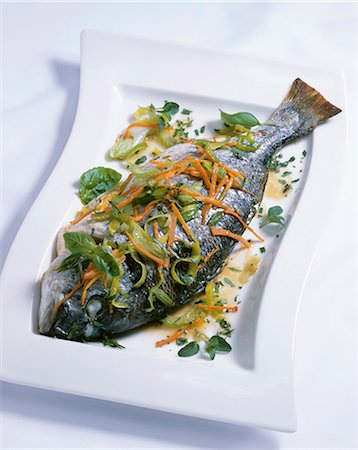 Sea bream with leeks, carrots and herbs Fotografie stock - Premium Royalty-Free, Codice: 659-03534609