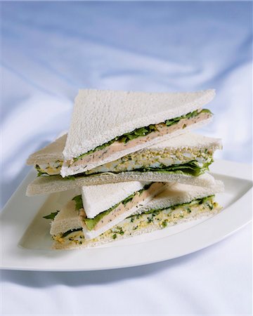 simsearch:659-03533100,k - Egg and lettuce sandwiches and salmon spread sandwiches Foto de stock - Sin royalties Premium, Código: 659-03534611