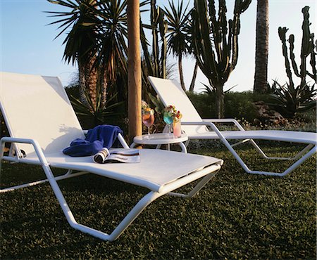 deckchair garden - Cocktails on small table between two loungers Stock Photo - Premium Royalty-Free, Code: 659-03534642