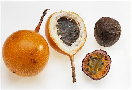 purple granadilla - Golden passionfruit & purple passionfruit, whole & halved Stock Photo - Premium Royalty-Free, Code: 659-03534651