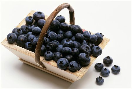 Blueberries in a wooden basket Stock Photo - Premium Royalty-Free, Code: 659-03534665