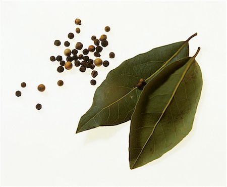 peppercorn - Two bay leaves, white and black peppercorns Stock Photo - Premium Royalty-Free, Code: 659-03534709