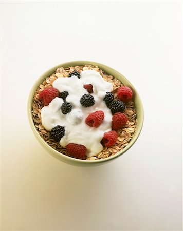 farinha de aveia - Oat muesli with yoghurt and fresh berries Foto de stock - Royalty Free Premium, Número: 659-03534718