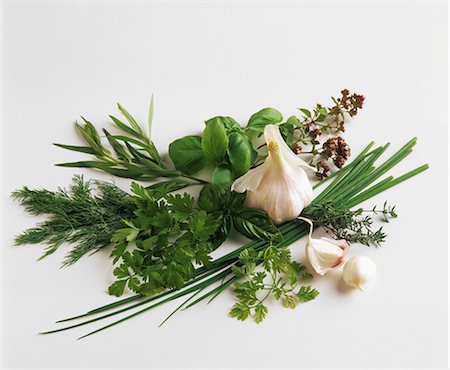 Still life with various culinary herbs and garlic Foto de stock - Sin royalties Premium, Código: 659-03534711