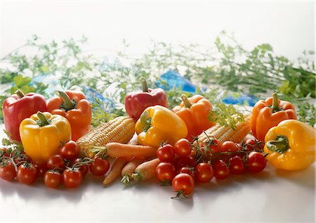 simsearch:659-03533672,k - Vegetable still life: peppers, tomatoes, carrots & corn on the cob Foto de stock - Sin royalties Premium, Código: 659-03534745