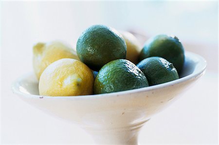 Lemons and limes in a white dish Stock Photo - Premium Royalty-Free, Code: 659-03534749