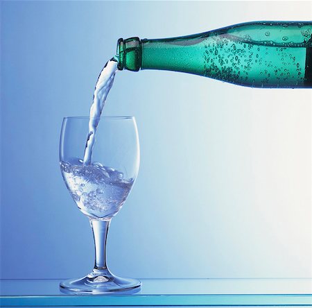 simsearch:659-06152109,k - Eau verse une bouteille dans un verre Photographie de stock - Premium Libres de Droits, Code: 659-03534740