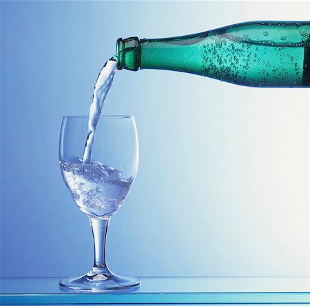 pouring water into glass - Water being poured from a bottle into a glass Foto de stock - Sin royalties Premium, Código: 659-03534740