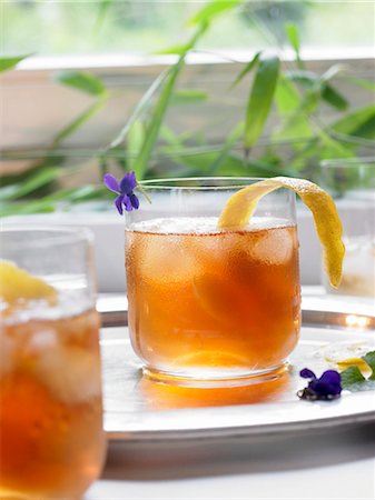 summer drinks - Iced tea with lemon peel Foto de stock - Sin royalties Premium, Código: 659-03534770