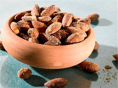 Salted almonds in terracotta bowl Stock Photo - Premium Royalty-Free, Code: 659-03534781