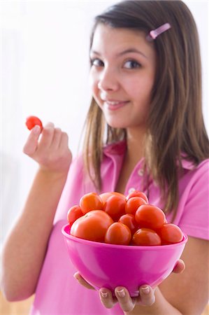 simsearch:659-01855233,k - Jeune fille tenant un bol de tomates Photographie de stock - Premium Libres de Droits, Code: 659-03534805