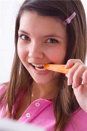 Girl biting into a carrot Foto de stock - Sin royalties Premium, Código: 659-03534806