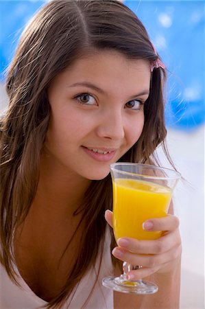 simsearch:659-03534820,k - Jeune fille tenant un verre de jus d'orange Photographie de stock - Premium Libres de Droits, Code: 659-03534814