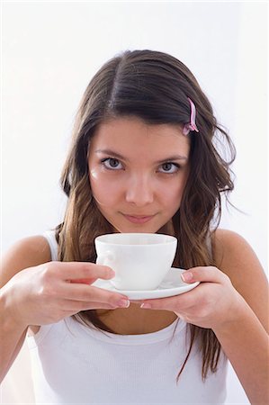 simsearch:659-03534820,k - Jeune fille tenant une tasse de thé Photographie de stock - Premium Libres de Droits, Code: 659-03534821