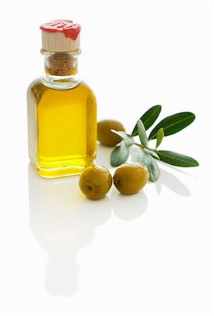 A small bottle of olive oil with olives and olive sprig Foto de stock - Sin royalties Premium, Código: 659-03534853