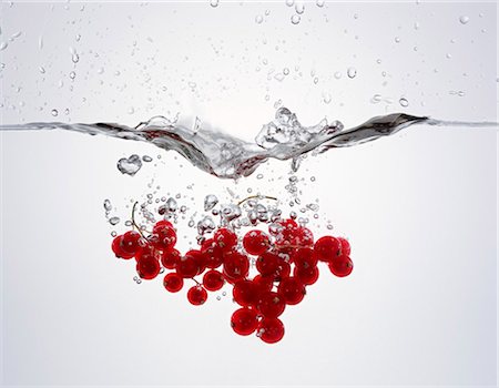 Groseilles rouges tombant dans l'eau Photographie de stock - Premium Libres de Droits, Code: 659-03534871