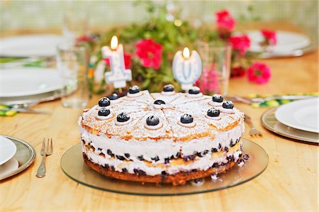Gâteau aux bleuets pour fêter un anniversaire Photographie de stock - Premium Libres de Droits, Code: 659-03534898