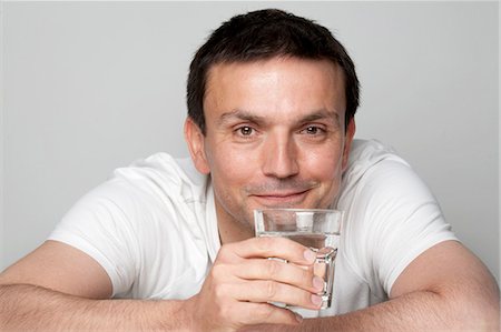 Man holding glass of water Foto de stock - Sin royalties Premium, Código: 659-03534890