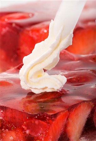 Piping cream onto strawberry cake Foto de stock - Sin royalties Premium, Código: 659-03534908