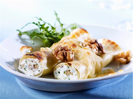 Cannelloni with fresh goat's cheese and walnuts Foto de stock - Sin royalties Premium, Código: 659-03534929