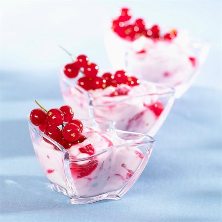fruit dessert - Quark with redcurrants Stock Photo - Premium Royalty-Free, Code: 659-03534933