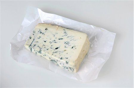 fromage bleu - Blue cheese on paper Foto de stock - Sin royalties Premium, Código: 659-03534958