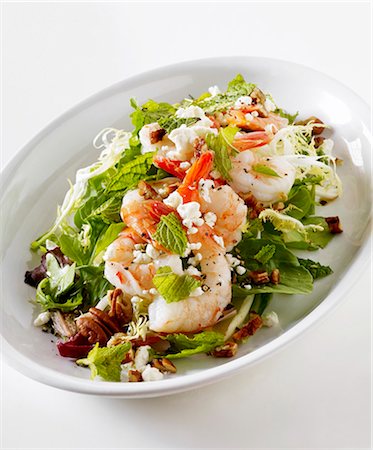 Shrimp Salad with Feta, Walnuts and Mixed Greens Foto de stock - Royalty Free Premium, Número: 659-03535035