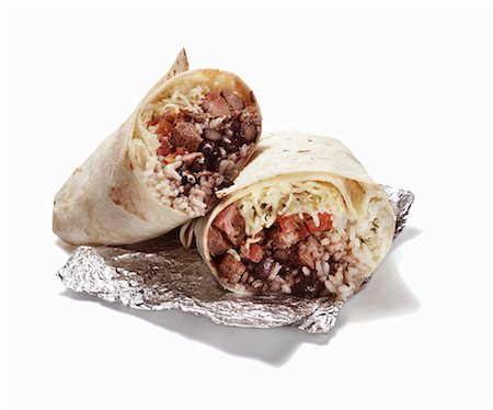 Reis und Bean Burrito halbiert auf Folie Stockbilder - Premium RF Lizenzfrei, Bildnummer: 659-03535067