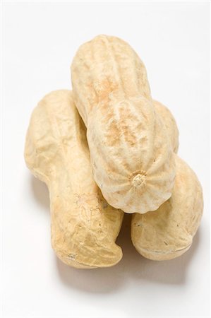 peanuts - Trois des arachides en coque Photographie de stock - Premium Libres de Droits, Code: 659-03535116