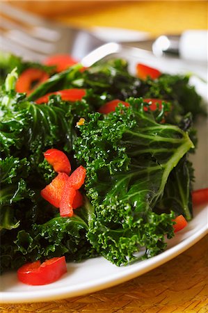 diced bell pepper - Fresh Sauteed Kale with Chopped Red Pepper Foto de stock - Sin royalties Premium, Código: 659-03535146