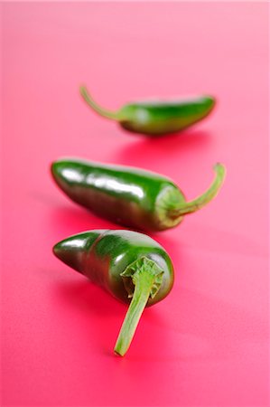 pimiento chipotle - Three jalapeño peppers (chillies) Foto de stock - Sin royalties Premium, Código: 659-03535171