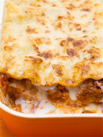 Lasagne alla bolognese (Lasagne, sauce bolognaise, Italie) Photographie de stock - Premium Libres de Droits, Code: 659-03535194