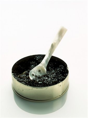 Une boîte de caviar avec cuillère nacré Photographie de stock - Premium Libres de Droits, Code: 659-03535205